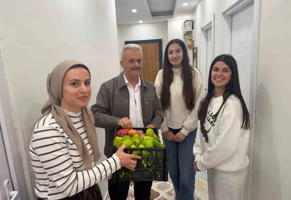 Sason İlçe Kütüphanesi bahçesinde yetişen sebzeler ihtiyaç sahiplerine ulaştı