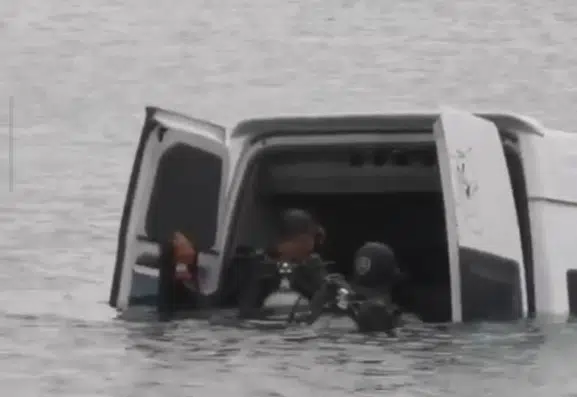 Van'da göle uçan minibüsün sürücüsü kendi çabasıyla kurtuldu