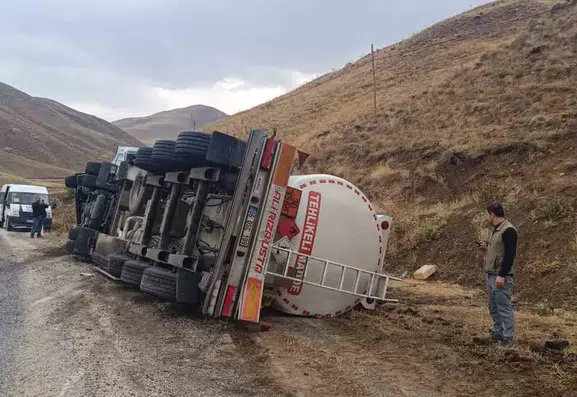 Hakkari yolunda tanker kazası sürücü yara almadan kurtuldu