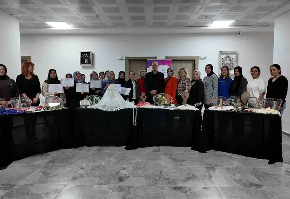 Elazığlı kadınlar boncuklu iğne oyası kursunda hünerlerini sergiledi