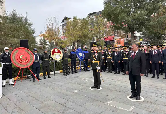 Van'da 29 Ekim Cumhuriyet Bayramı coşkusu çelenk töreniyle başladı