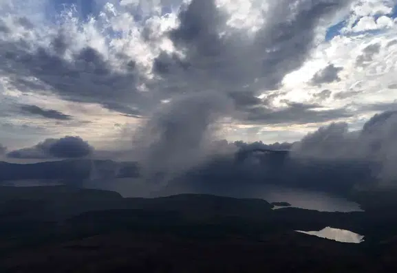 Nemrut Kalderası üzerinde oluşan bulut hareketleri görsel şölen sundu