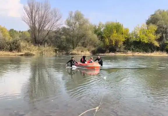 Dicle Nehri kenarında piknik yapan iki kişi mahsur kaldı