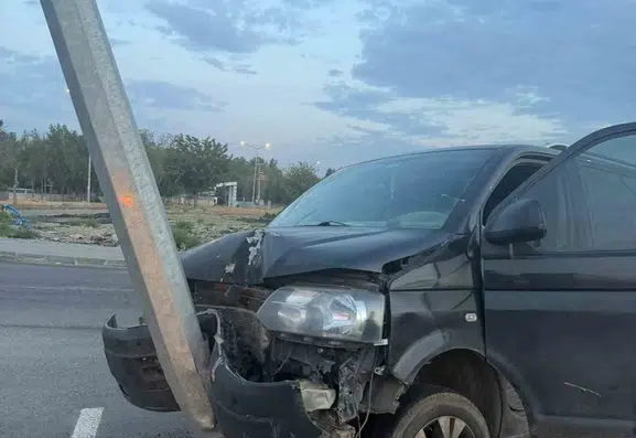 Batman'da direksiyon hakimiyetini kaybeden sürücü aydınlatma direğine çarptı