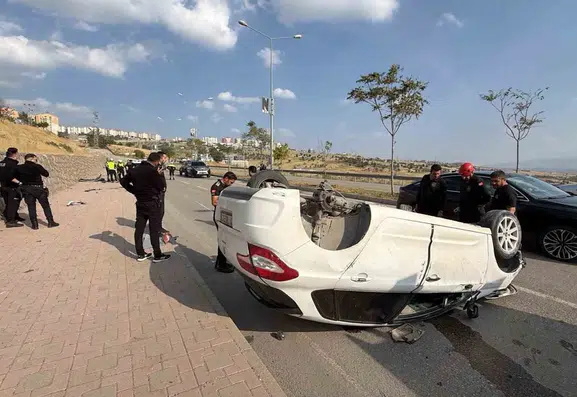 Şırnak merkezde kontrolden çıkan otomobil takla attı