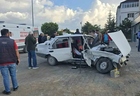 Van Edremit'te iki otomobil çarpıştı: 6 yaralı