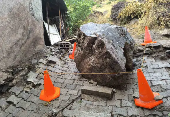 Van Çatak'ta yamaçtan kopan kaya bir evin üzerine düştü