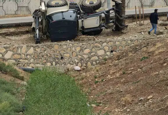 Batman’da devrilen iş makinesinin sürücüsü hastanelik oldu