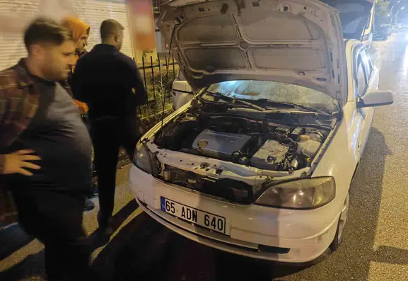 Erciş'te seyir halindeki otomobil aniden alev aldı