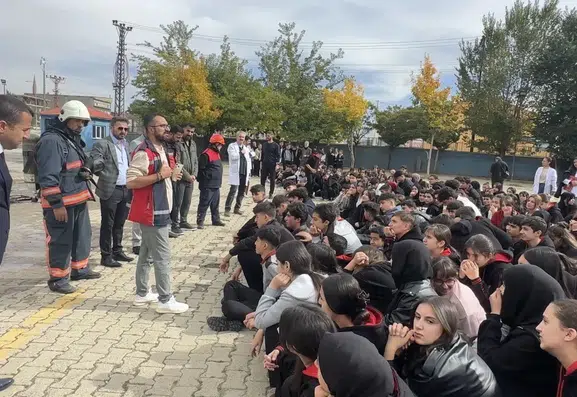 Yüksekova'da öğrenciler için gerçeği aratmayan yangın tatbikatı düzenlendi