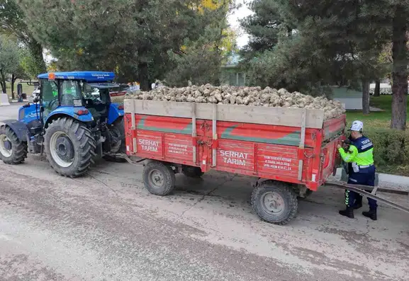 Muş Şeker Fabrikası çevresinde tarım araçlarına yönelik kapsamlı trafik denetimi yapıldı