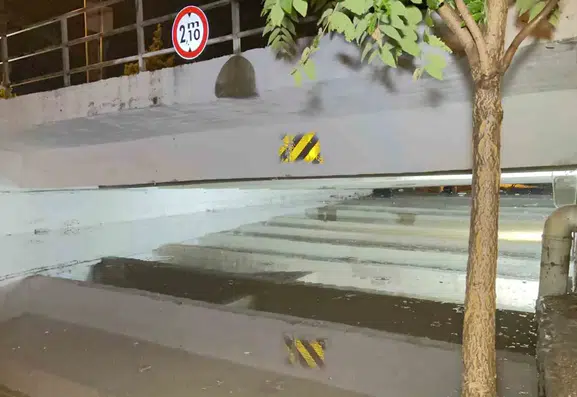 Elazığ'da sağanak yağış alt geçitleri göle çevirdi