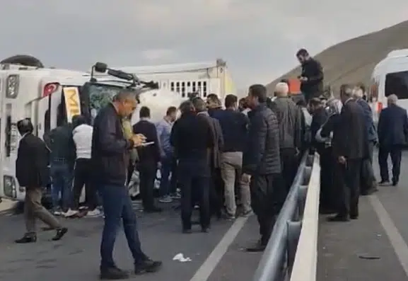 Van Hakkari yolunda tır devrildi bir kişi yaralandı