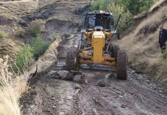 Elazığ'da selin izlerini silmek için ekipler sahada yoğun mesai harcıyor