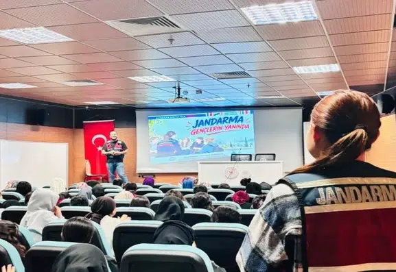 Şırnak'ta üniversite öğrencilerine madde bağımlılığı eğitimi verildi