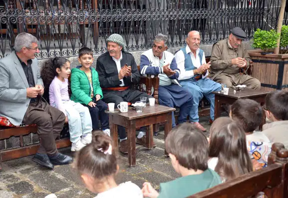 Diyarbakır’da çocuklar dengbejlerle buluştu, kültürel mirası tanıdı