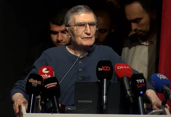 Nobel ödüllü Aziz Sancar Diyarbakır'da öğrencilerle bir araya geldi