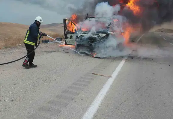 Van Edremit'te seyir halindeki kamyonet alevlere teslim oldu