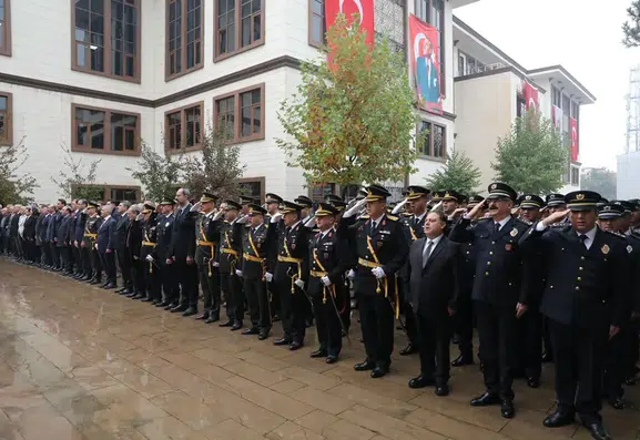Bingöl’de Cumhuriyet Bayramı coşkusu çelenk sunma töreniyle start aldı