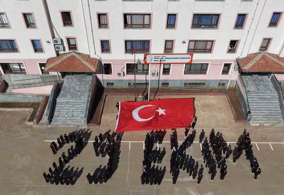 Siverekli öğrenciler Cumhuriyet coşkusunu koreografiyle kutladı