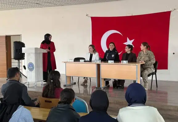 Patnoslu gençler kariyer yolculuklarında sağlık profesyonelleriyle buluştu