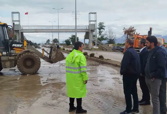 Yurtbaşı Belediye Başkanı Nihat Doğan sel felaketinin ardından sahada çalışmalarını sürdürüyor