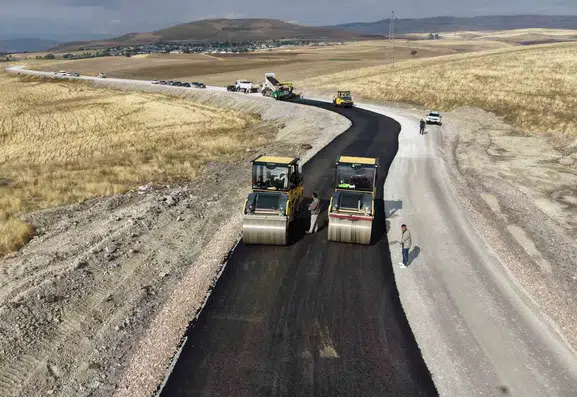 Muş köy yollarında asfalt çalışmaları hız kesmeden devam ediyor
