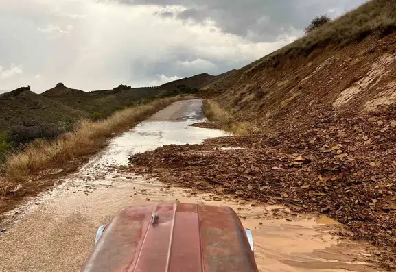 Elazığ'da sağanak yağış köy yolunu trafiğe kapattı