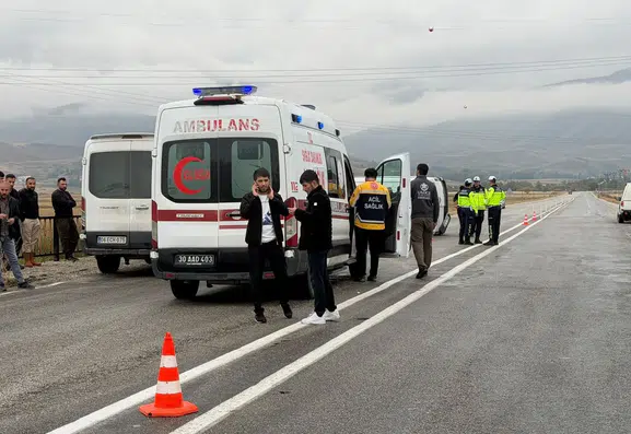 Yüksekova'da öğrenci servisi devrildi 12 yaralı