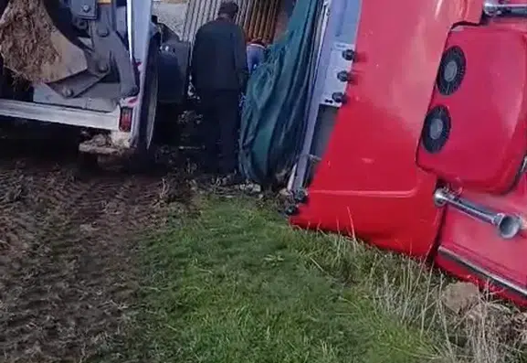 Elazığ Karakoçan yolunda pancar yüklü tır şarampole devrildi