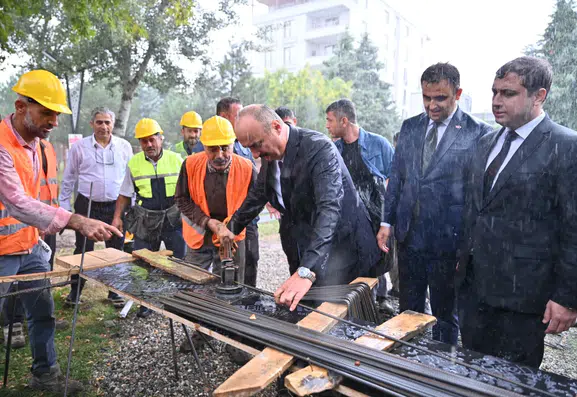 Batman Valisi sağanak yağış altında emekli lokali temelini attı