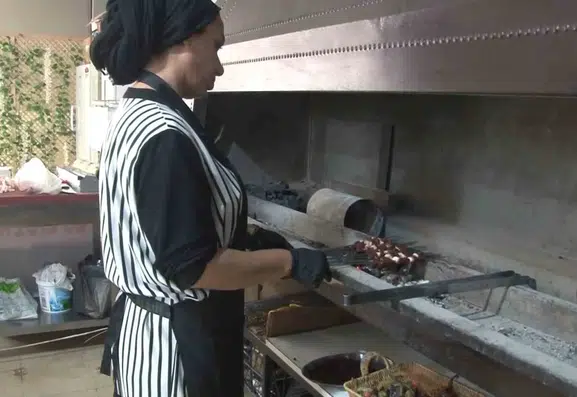 Şanlıurfa'da ciğer kebabı geleneği kadın ustalarla değişiyor