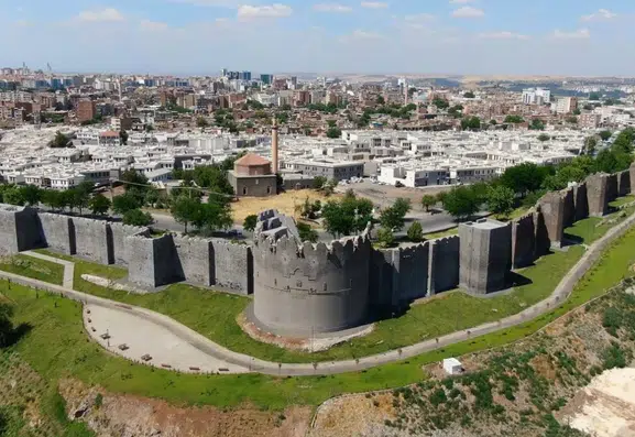 Diyarbakır'da hava bir anda değişiyor: Yağmur yok ama sıcaklıklar düşüyor