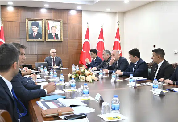 Dicle Üniversitesi'nde yeni dönem hazırlığı: Vali Zorluoğlu başkanlığında kritik toplantı
