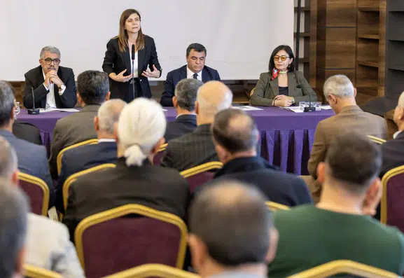 Diyarbakır'da esnaf ve oda başkanlarıyla toplantı: Sorunlar anlatıldı, çözüm sözü verildi