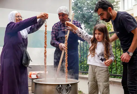 Diyarbakır'da çocuklar geleneksel üretimle tanıştı: Zarokistan'da bağbozumu
