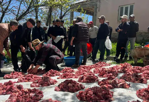 Hakkari’de yüz yıllık kurban geleneği sofraları birleştiriyor
