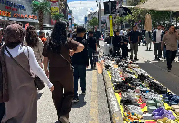 Vanlılar bayram alışverişi için caddelere akın etti