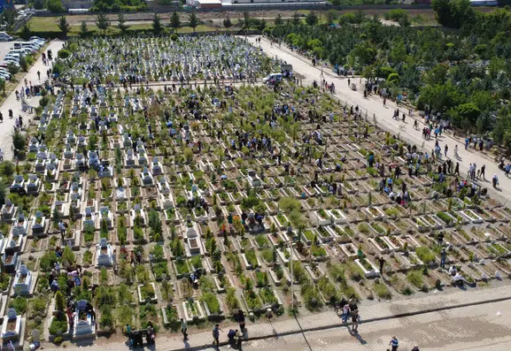 Batmanlılar bayram öncesi kabristanlara akın etti