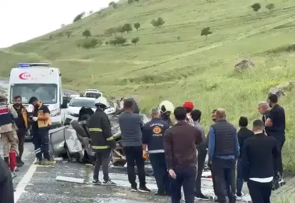 Elazığ’da direksiyon hakimiyeti yitirilen otomobil takla attı
