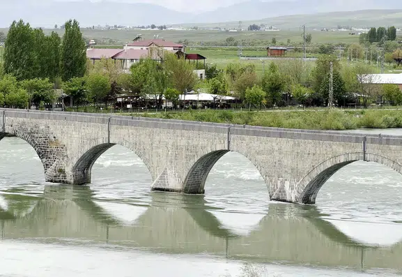 Muş’ta bayramlık sessizlik Murat Köprüsü ziyarete kapandı