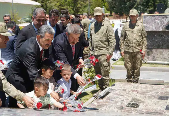 Şırnak Valisi Ekici Mehmetçikle bayramlaştı