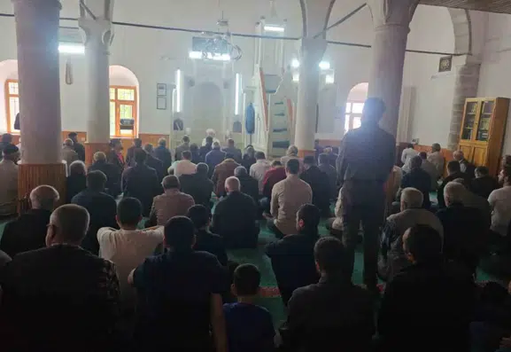 Elazığlılar bayramın üçüncü gününde cuma namazı için camilere akın etti