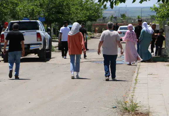 Diyarbakır mezarlıklarında bayram yoğunluğu trafiği kilitledi