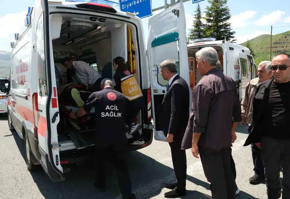 Elazığ yolunda kaza Vekil Erol yaralı bebeğe ilk yardıma koştu