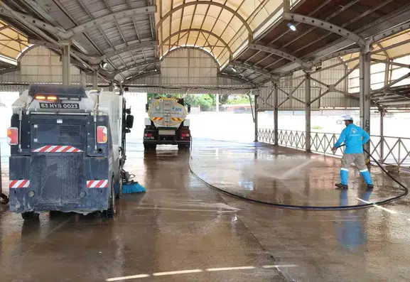 Haliliye bayram sonrası sokakları köpüklü suyla temizliyor