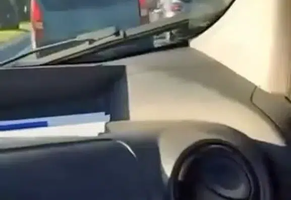 Elazığ yolunda trafiği birbirine katan sürücü kamerada