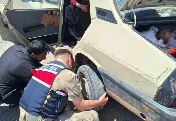 Halfeti yolunda jandarmadan örnek yardım