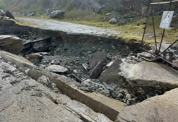 Çökmek üzere olan köprüde manzara keyfi