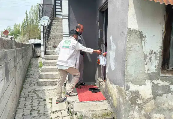 Ağrı’da ihtiyaç sahiplerinin bayram sofraları kurban etiyle şenlendi